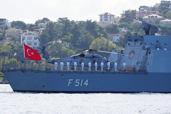 Donanmada gövde gösterisi! Saat 09:40'da peş peşe boğazdan geçtiler